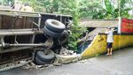 Gagal Menanjak, Truk Bermuatan Hebel Terguling di Depok
