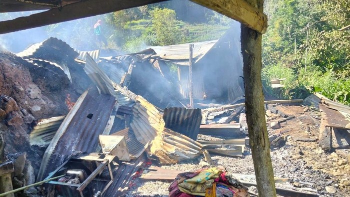Pria berinisial JU (30) tewas terjebak kebakaran rumah di Kecamatan Tombolo Pao, Kabupaten Gowa, Sulawesi Selatan (Sulsel).