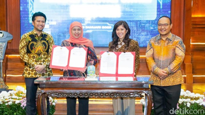 Gubernur Jatim Khofifah Indar Parawansa bersama Menteri Komunikasi dan Digital (Menkomdigi) Meutya Hafid