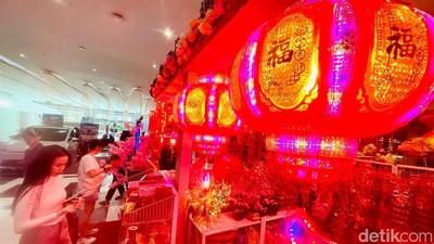 Harmony in Bloom, Ratusan Lampion Hiasi Taman Bunga Imlek di Mal