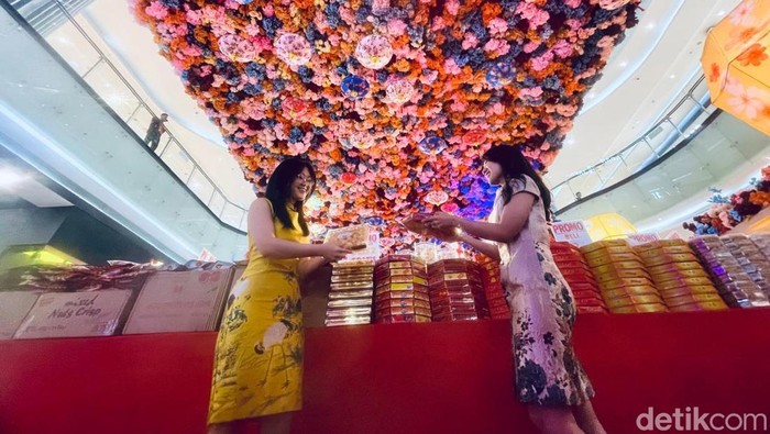 Menyambut perayaan Chinese New Year 2026, sebuah pusat perbelanjaan di Jakarta menghadirkan dekorasi megah bertema “Harmony in Bloom”. Ratusan lampion dan ribuan rangkaian bunga menghiasi area atrium yang disulap menjadi taman bunga Imlek, menciptakan suasana perayaan yang semarak dan penuh warna.