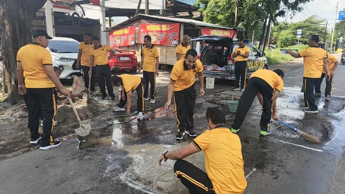 Jalan berlubang di Balongbendo Sidoarjo mulai ditambal