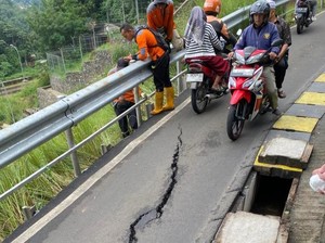 Awas! Jalan Khusus Motor di Batutulis Bogor Retak dan Alami Penurunan
