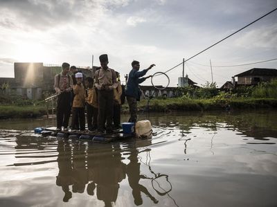 Jembatan Rusak Diterjang Banjir, Aktivitas Warga Bergantung pada Rakit