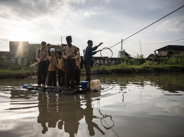 Jembatan Rusak Diterjang Banjir, Aktivitas Warga Bergantung pada Rakit
