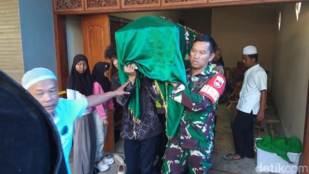 Jenazah anak juragan sate korban perampokan di Boyolali saat diberangkatkan ke pemakaman, Jumat (30/1/2026).