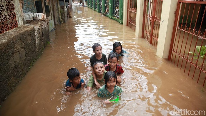 Luapan Sungai Ciliwung kembali menggenangi permukiman warga di kawasan bantaran sungai, Cawang, Jakarta, Jumat (30/1/2026). Banjir merendam rumah-rumah warga dengan ketinggian air yang bervariasi, bahkan di sejumlah titik mencapai sekitar 1,5 meter d