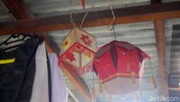 Lampion dibuat dari bahan sederhana seperti kayu, stik bambu, kain spunbond, serta cat air dan spidol.