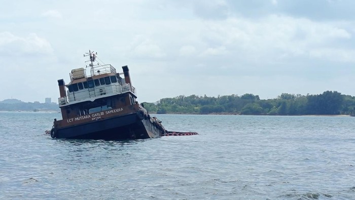 Kapal Mutiara Galrib Samudera kandas di perairan Sekupang, Batam. (Istimewa)