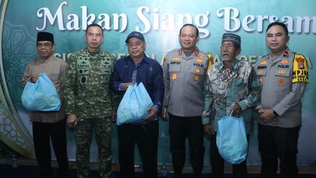Kapolda Metro Jaya Irjen Asep Edi Suherai dan Pangdam Jaya Mayjen TNI Deddy Suryadi bersilaturahmi dengan warga di Srengseng, Jakbar, Jumat (30/1/2026).