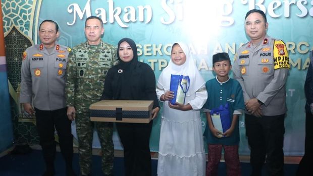 Kapolda Metro Jaya Irjen Asep Edi Suherai dan Pangdam Jaya Mayjen TNI Deddy Suryadi bersilaturahmi dengan warga di Srengseng, Jakbar, Jumat (30/1/2026).
