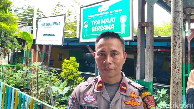 Kapolda Metro Jaya Irjen Asep Edi Suheri beri penghargaan kepada Bhabinkamtibmas pendiri TPA di Srengseng, Jakbar.