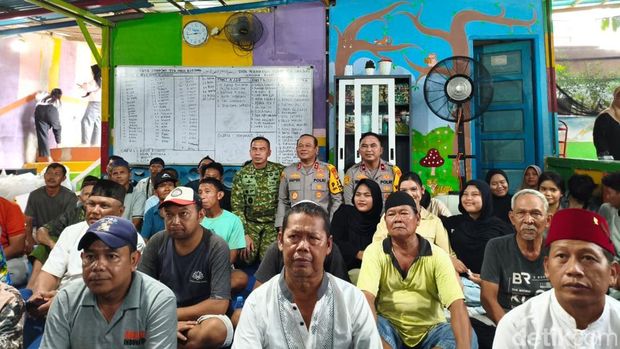 Kapolda Metro Jaya Irjen Asep Edi Suheri beri penghargaan kepada Bhabinkamtibmas pendiri TPA di Srengseng, Jakbar.