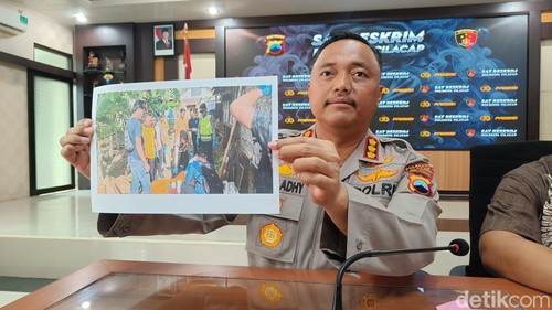 Kapolresta Cilacap, Kombes Budi Adhy Buono menunjukkan olah TKP penemuan bocah perempuan di kelurahan Gunung Simping, Kecamatan Cilacap Tengah, Kabupaten Cilacap, Jumat (30/1/2026).