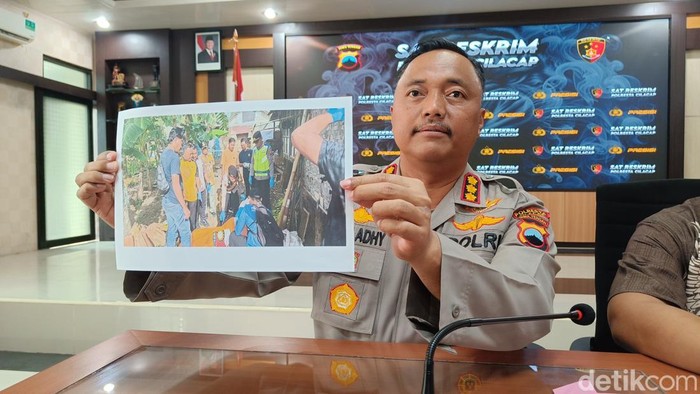Kapolresta Cilacap, Kombes Budi Adhy Buono menunjukkan olah TKP penemuan bocah perempuan di kelurahan Gunung Simping, Kecamatan Cilacap Tengah, Kabupaten Cilacap, Jumat (30/1/2026).