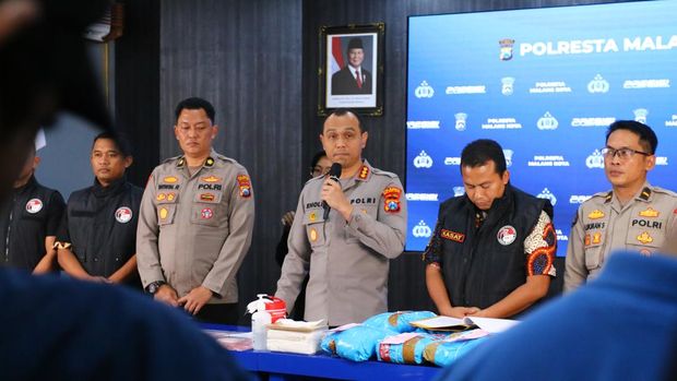 Kapolresta Malang Kota Kombes Putu Kholis Aryana saat konferensi pers di Polresta Malang Kota