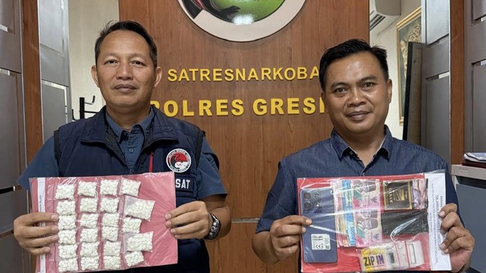 Kasat Narkoba Polres Gresik AKP Ahmad Yani menunjukan barang bukti ribuan pil koplo
