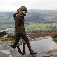 Kate Middleton semakin menunjukkan kedekatannya dengan alam lewat kunjungan terbarunya ke Peak District National Park. Dalam momen ini, Kate bersama organisasi Mind Over Mountains melakukan jalan sehat sebagai bentuk dukungan kesehatan mental melalui pengalaman terapi di alam terbuka. Foto: dok. The Prince and Princess of Wales