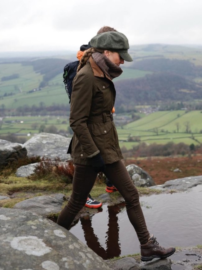Kate Middleton semakin menunjukkan kedekatannya dengan alam lewat kunjungan terbarunya ke Peak District National Park. Dalam momen ini, Kate bersama organisasi Mind Over Mountains melakukan jalan sehat sebagai bentuk dukungan kesehatan mental melalui pengalaman terapi di alam terbuka. Foto: dok. The Prince and Princess of Wales