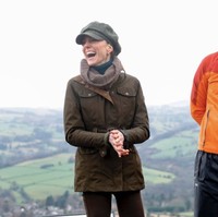 Untuk kegiatan di alam terbuka tersebut, calon Ratu Inggris itu tampil dengan gaya yang fungsional sekaligus selaras dengan suasana sekitar. Tampilan ‘cewek bumi’ sangat terlihat dari elemen warna yang dikenakannya pada hari itu. Foto: dok. The Prince and Princess of Wales