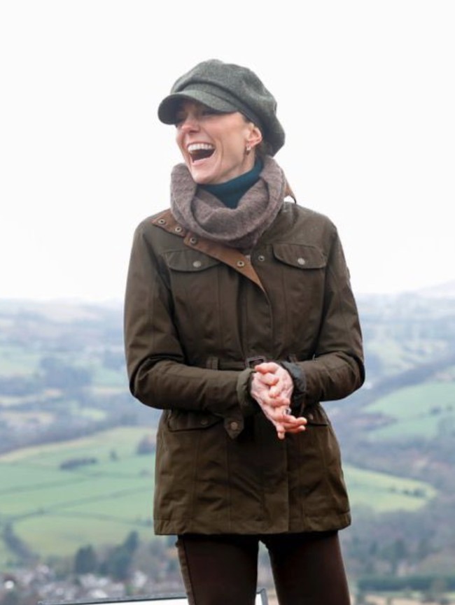 Untuk kegiatan di alam terbuka tersebut, calon Ratu Inggris itu tampil dengan gaya yang fungsional sekaligus selaras dengan suasana sekitar. Tampilan ‘cewek bumi’ sangat terlihat dari elemen warna yang dikenakannya pada hari itu. Foto: dok. The Prince and Princess of Wales