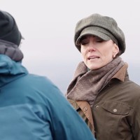 Syal cokelat muda melingkari lehernya, sementara topi newsboy hijau lumut menjaga kepalanya tetap hangat.  Celana cokelat gelap dan sepatu hiking senada melengkapi penampilannya. Foto: dok. The Prince and Princess of Wales