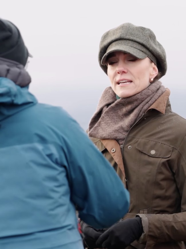 Syal cokelat muda melingkari lehernya, sementara topi newsboy hijau lumut menjaga kepalanya tetap hangat.  Celana cokelat gelap dan sepatu hiking senada melengkapi penampilannya. Foto: dok. The Prince and Princess of Wales