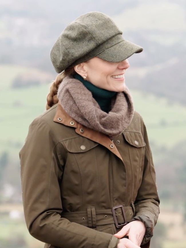 “Berjalan untuk kesejahteraan. Menginspirasi melihat bagaimana program-program ini membantu orang terhubung kembali dengan diri mereka sendiri, membangun ketahanan, dan menemukan ketenangan dalam lingkungan yang suportif,” tulisnya di Instagram.  Foto: dok. The Prince and Princess of Wales