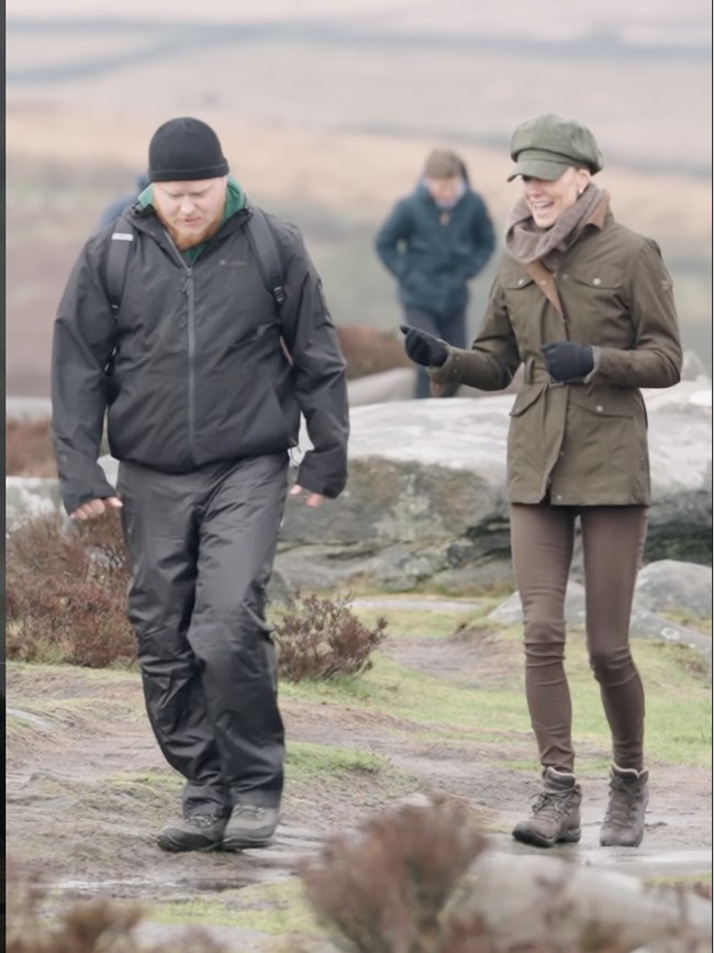 Gaya Kate Middleton Jadi Cewek Bumi, Tampil dengan Busana Coklat & Hijau