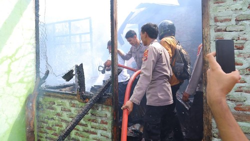 Rumah milik Edy Millu di Kelurahan Kalabahi Kota, Kecamatan Teluk Mutiara, Kabupaten Alor, Nusa Tenggara Timur (NTT) terbakar, Jumat pagi (30/1/2026).