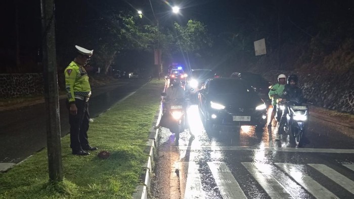Seorang bocah 10 tahun di Kendari tewas diduga akibat tabrak lari saat bermain. Polisi masih menyelidiki identitas pengendara yang melarikan diri.