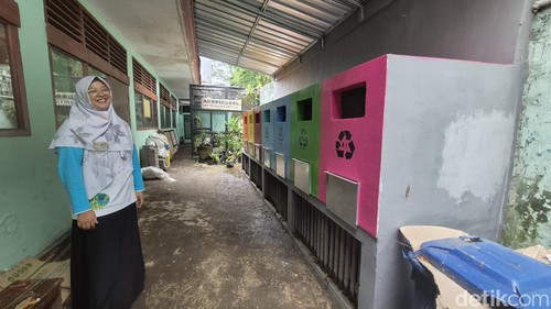 Kepala SMP 1 Muhammadiyah Denpasar, Mely Noor Rohmah menjelaskan praktik berkelanjutan di sekolahnya, Rabu (28/1/2026). (Ni Komang Ayu Leona Wirawan)