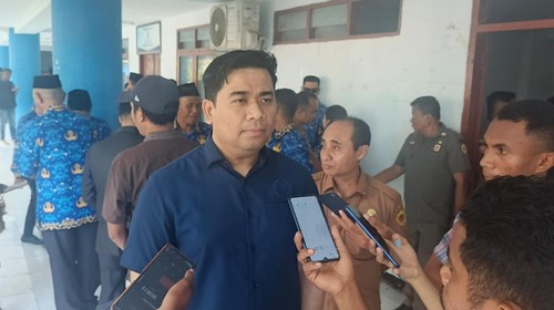 Ketua DPRD Kota Kupang, Richard Odja, saat diwawancarai wartawan, Jumat (30/1/2026). (Simon Selly/detikBali)