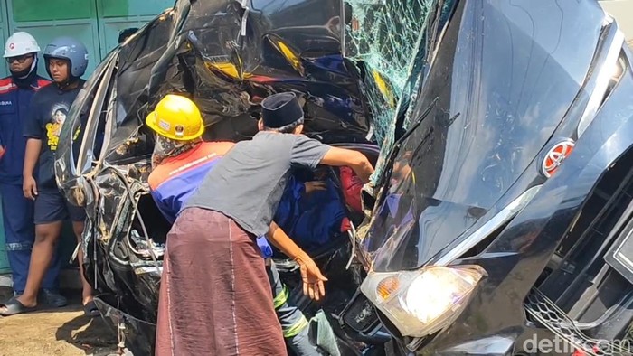 Kondisi mobil yang habis ditabrak truk di Pasuruan