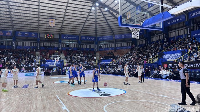 Satria Muda Libas Pasific Caesar Surabaya di Laga Kandang Perdana IBL