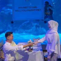 Viral! Momen Pria Lamar Kekasih di Depan Aquarium Raksasa Ini Bikin Baper