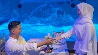 Viral! Momen Pria Lamar Kekasih di Depan Aquarium Raksasa Ini Bikin Baper