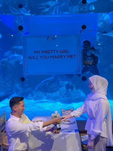 Viral aksi romantis pria melamar kekasihnya di depan aquarium raksasa. Momen haru ini bikin netizen baper saat sang wanita tampak terkejut melihat pesan dari penyelam.