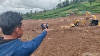 Volume material longsor yang meratakan rumah-rumah di Kampung Pasir Kuning, Pasir Kuda, dan Kampung Babakan kurang lebih sebanyak 1 juta meter kubik. 