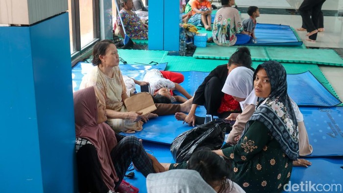 Banjir akibat luapan Sungai Ciliwung merendam permukiman warga Bidara Cina, Jakarta Timur, Jumat (30/1/2026). Ratusan warga mengungsi ke GOR Otista sejak dini hari.