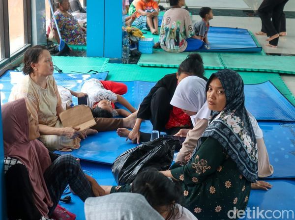 Luapan Ciliwung Paksa Warga Bidara Cina Mengungsi ke GOR Otista