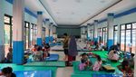 Luapan Ciliwung Paksa Warga Bidara Cina Mengungsi ke GOR Otista
