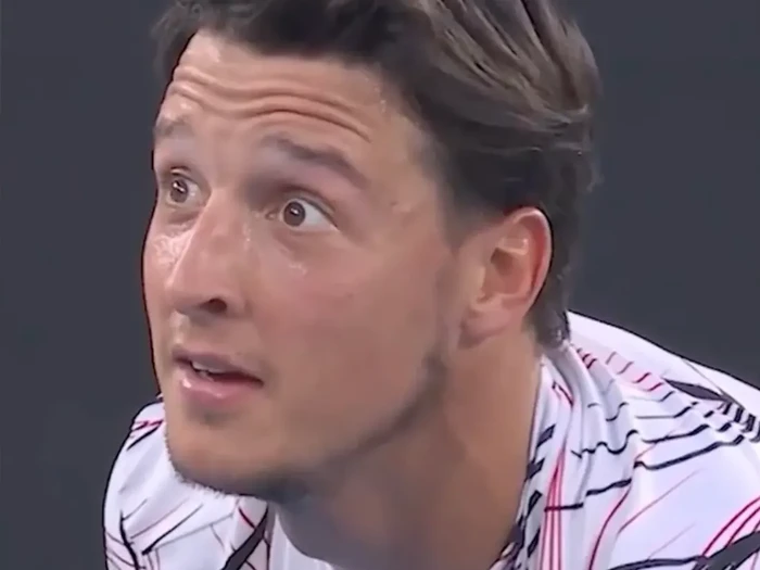 Ekspresi petenis Luciano Darderi mendengar suara tangisan bayi saat bertanding.