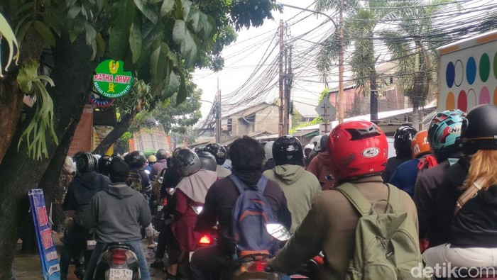 Truk Angkut Besi Nyangkut di Pohon, Lalin Jalan Raya Condet Macet Parah
