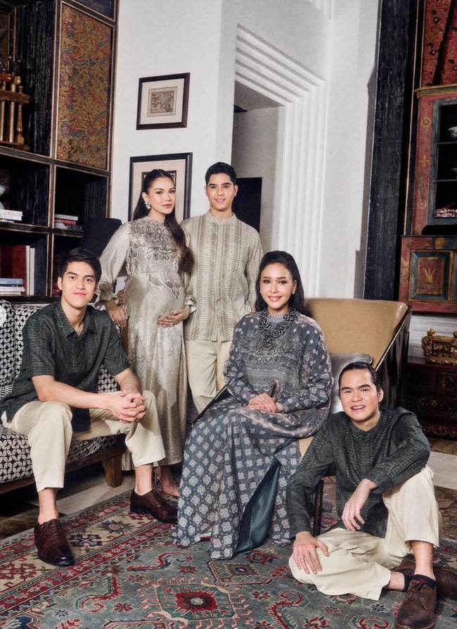Maia Estianty bersama ketiga putranya, Al, El, Dul, sekaligus menantunya, Alyssa Daguise, tampak menjalani pemotretan bersama untuk sebuah merek busana muslim. Edisi lebaran, Maia bersama anak-anaknya tampil kompak kenakan busana seragam. Foto: Instagram/@alyssadaguise/@geulis.id