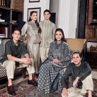 Maia Estianty bersama ketiga putranya, Al, El, Dul, sekaligus menantunya, Alyssa Daguise, tampak menjalani pemotretan bersama untuk sebuah merek busana muslim. Edisi lebaran, Maia bersama anak-anaknya tampil kompak kenakan busana seragam. Foto: Instagram/@alyssadaguise/@geulis.id