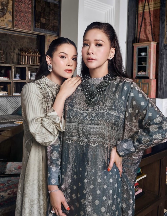 Penampilan Maia dan Alyssa paling mencuri atensi. Pasangan mertua dan menantu itu tampil cantik mempesona dengan pulasan riasan soft yang flawless. Foto: Instagram/@alyssadaguise/@geulis.id