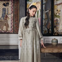 Alyssa tampil dengan gamis panjang berpotongan A-line yang jatuh flowy hingga mata kaki, memberi kesan anggun dan lembut. Didominasi warna sage green keabu-abuan, gamis tersebut memiliki motif etnik bernuansa floral yang cantik. Bagian perutnya tampak dibuat lebih lebar untuk menyesuaikan babyy bump Alyssa yang sudah semakin besar. Foto: Instagram/@alyssadaguise/@geulis.id