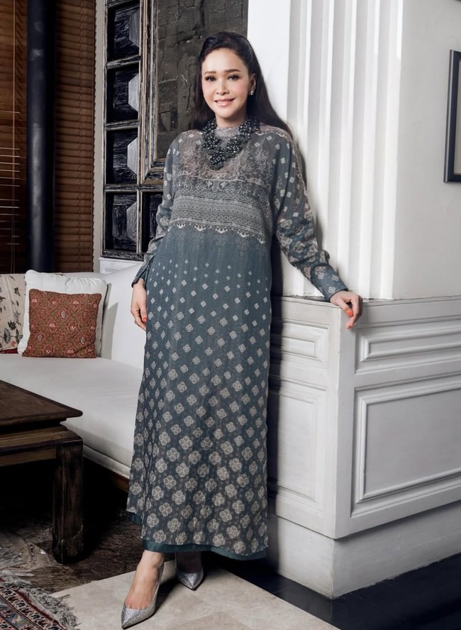 Sementara Maia mengenakan gamis yang didominasi warna abu-abu. Berlengan panjang, gamis tersebut tampak simpel namun tetap classy. Mempercantik tampilannya, Maia juga mengenakan kalung berwarna senada. Foto: Instagram/@alyssadaguise/@geulis.id