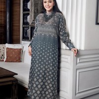 Sementara Maia mengenakan gamis yang didominasi warna abu-abu. Berlengan panjang, gamis tersebut tampak simpel namun tetap classy. Mempercantik tampilannya, Maia juga mengenakan kalung berwarna senada. Foto: Instagram/@alyssadaguise/@geulis.id